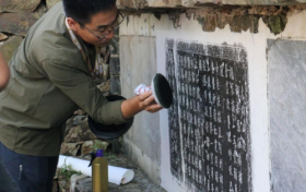 长城文化守护人—李春宇    用双脚踏寻长城遗迹  用双手拓印长城历史