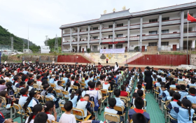 上海震旦教育“向日葵计划“首落云贵 ——从 1800 张床开始托起 “向阳”梦